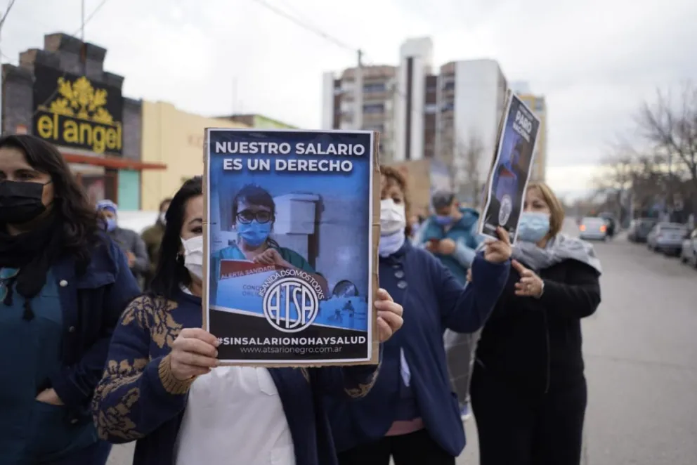 VIDEO: Contundente movilización de ATSA frente a las clínicas reclamando por mejoras salariales