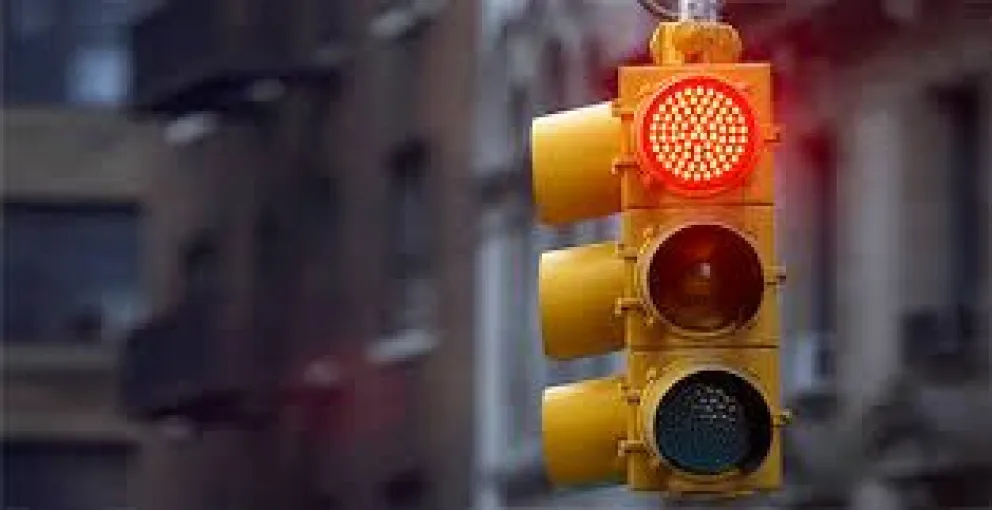 ¿Comenzar a multar a quienes crucen con luz amarilla?