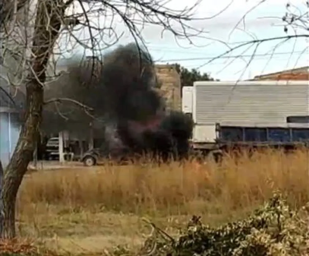 VIDEO: Así empiezan los incendios, encendieron pastizales y neumáticos sin supervisión