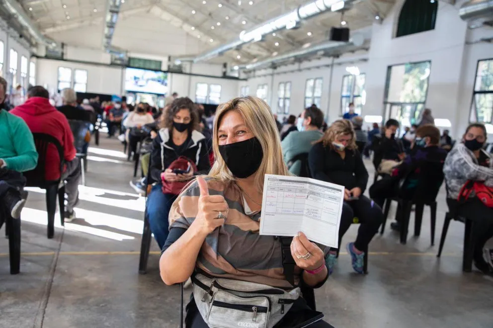 Hoy aplican las terceras dosis: Mirá dónde, cuándo y quienes pueden vacunarse 