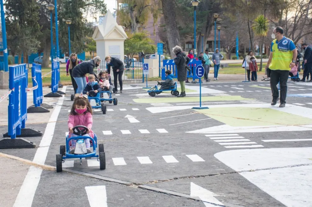Los niños al volante: alumnos y alumnas de la escuela N° 360 participaron de prácticas de educación vial