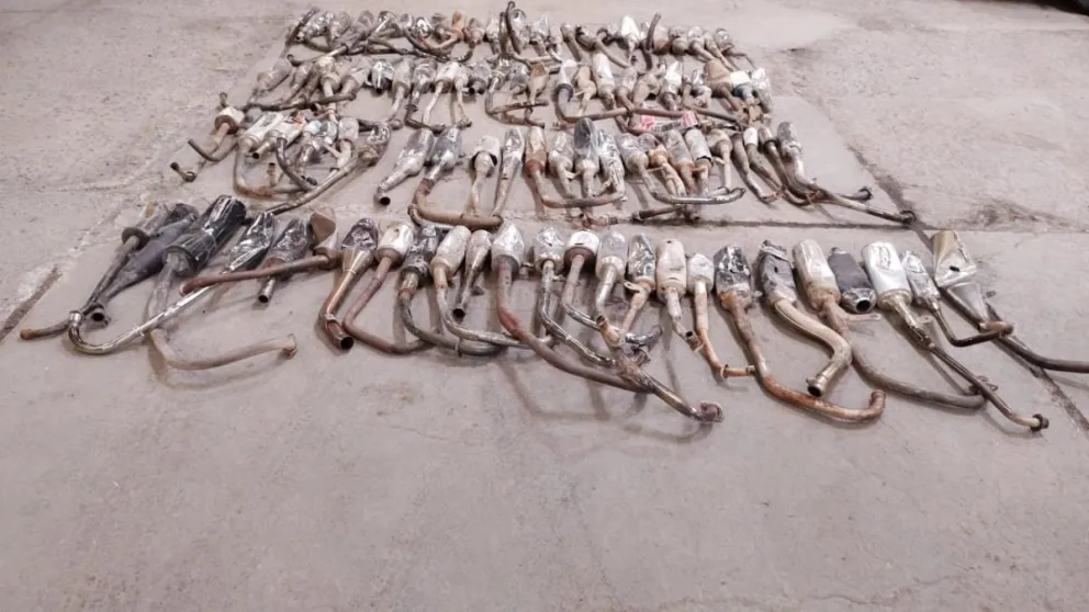 Prohibido "tunear" la moto: Se destruyeron caños de escape no autorizados