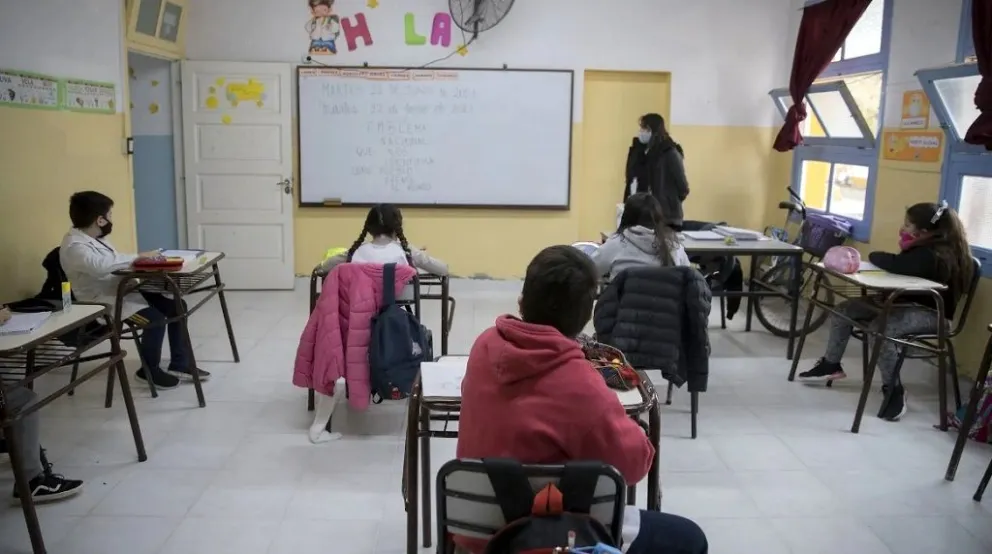 Vuelta a clases sin burbuja: a un metro de distancia y con tope de 25 alumnos