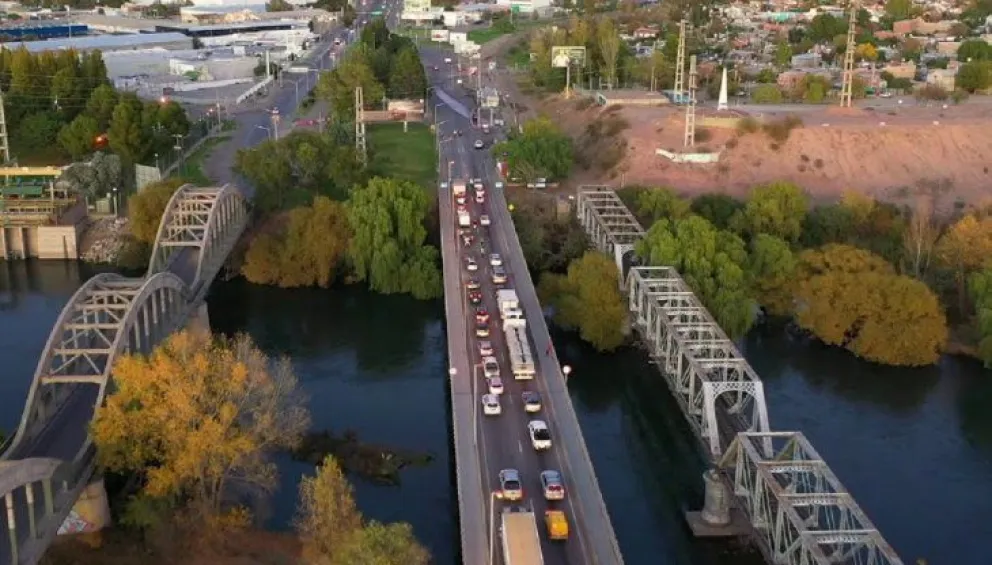 Robaron un auto y fue hallado del otro lado del puente