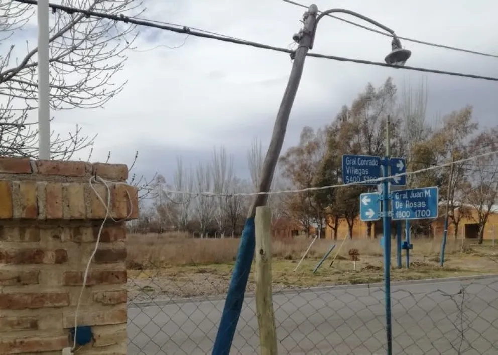 ¡Que peligro! Un poste de luz cuelga de la línea eléctrica