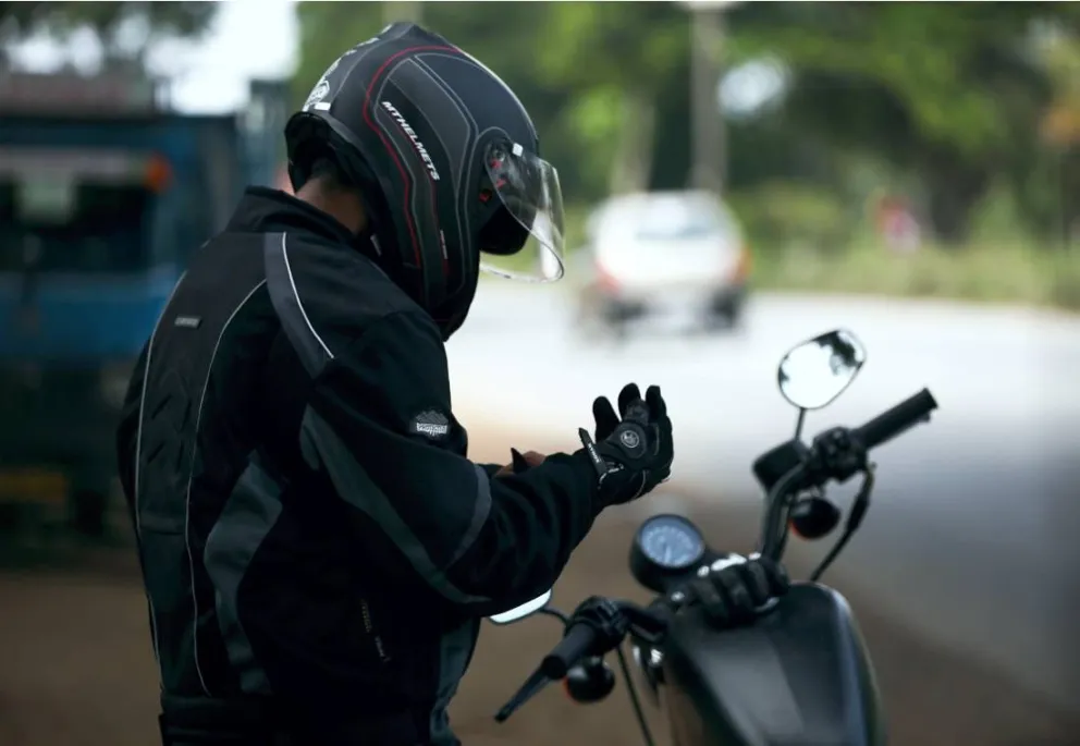 No tuvo control de su rodado y chocó contra un auto estacionado