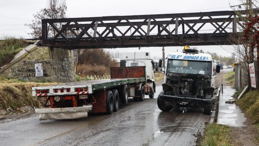 ¿Qué se pueden hacer para evitar que los camiones sigan chocando el puente ferroviario?