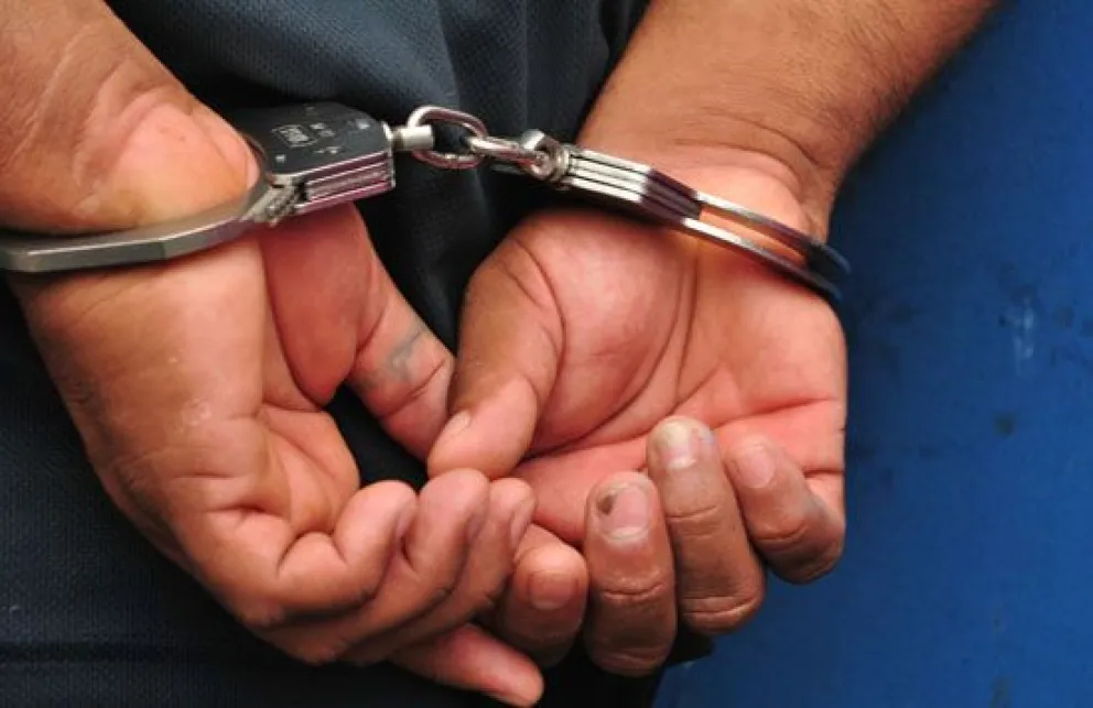 Asaltó un Pago Fácil a punta de cuchillo, intentó huir por los patios y fue detenido 