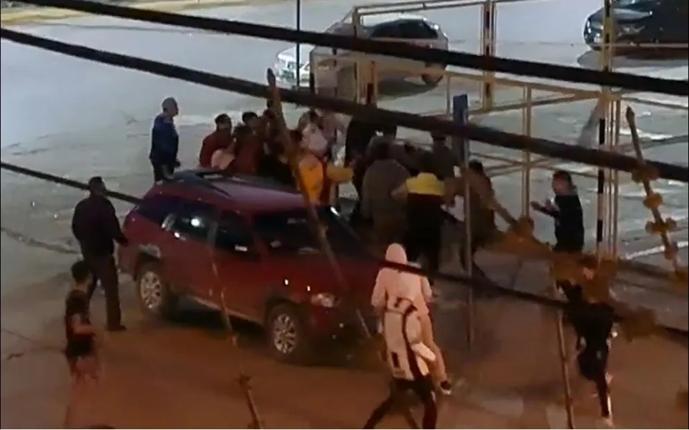 Violencia en el fútbol: Un grupo de barras se agarró antes del clásico Deportivo Roca - Cipolletti 