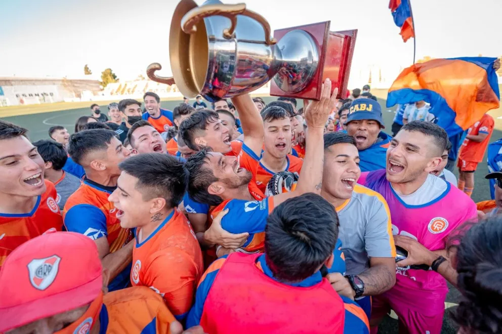 Hoy también cumple años el Deportivo Roca 