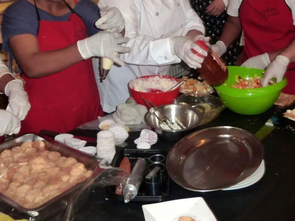 Referentes de merenderos se capacitan en manipulación de alimentos de manera segura