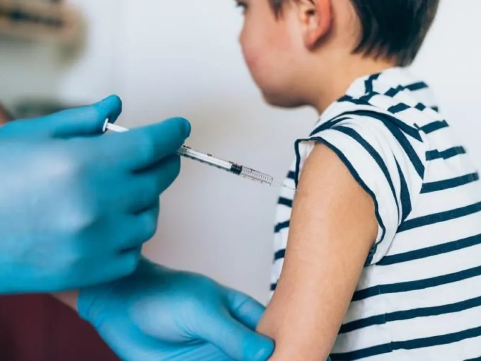 Hoy comienza la vacunación de refuerzo contra COVID-19 para niños y adolescentes