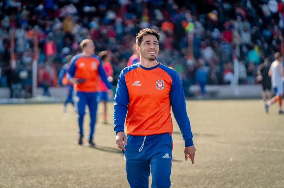 Diego Napolitano volverá a asumir como técnico y coordinador del fútbol del Deportivo Roca