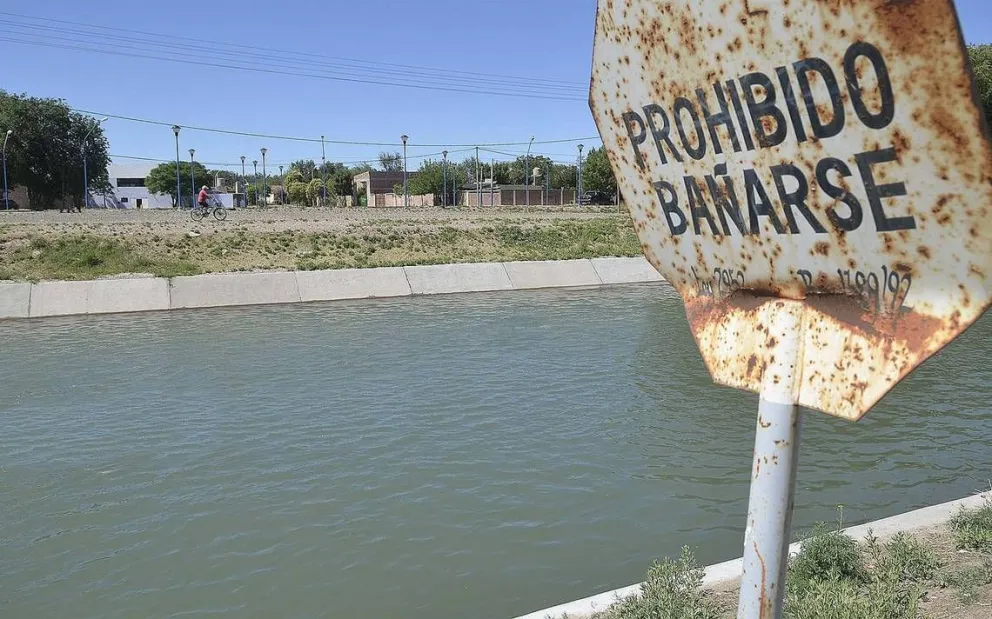 Ala vera del Canal Principal de Riego, el "grande" el Municipio colocó cartelería que indica expresamente que no está permitido bañarse y se menciona la ley provincial 2.952. Foto (ANR)