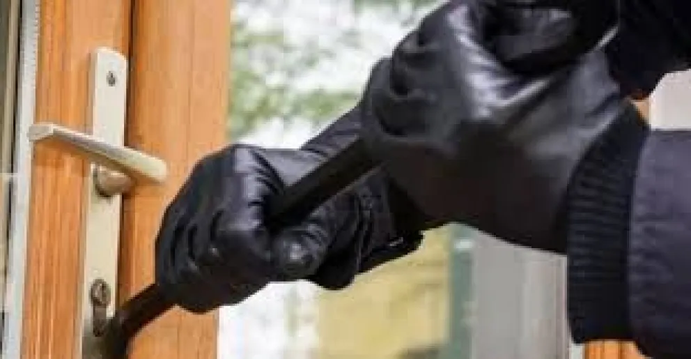 Se encargó solito: vio que estaban robando en su casa,  persiguió al ladrón y recuperó todas sus pertenencias 