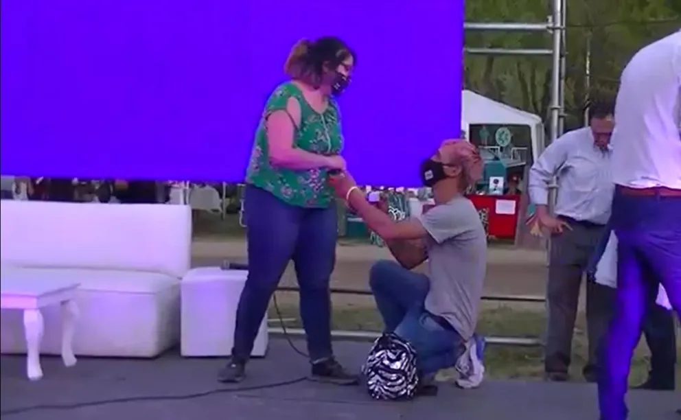 Festival de la Sidra: Le hicieron creer que había ganado el sorteo y su novio le  propuso casamiento en el escenario 