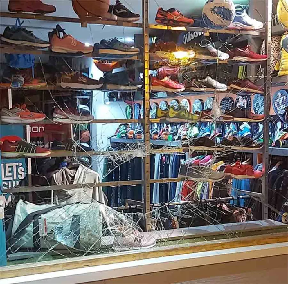 No de nuevo: Delincuentes le rompieron el vidrio a una conocida casa de deportes 