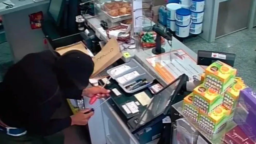Estaba cerrando el local y un delincuente armado entró y se llevó la caja registradora con toda la plata 