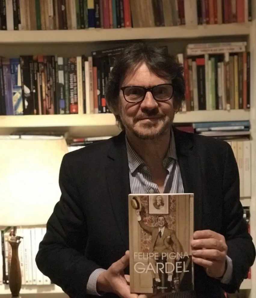 Imperdible: Felipe Pigna presentará hoy su último libro, "Gardel", en la Feria del Libro