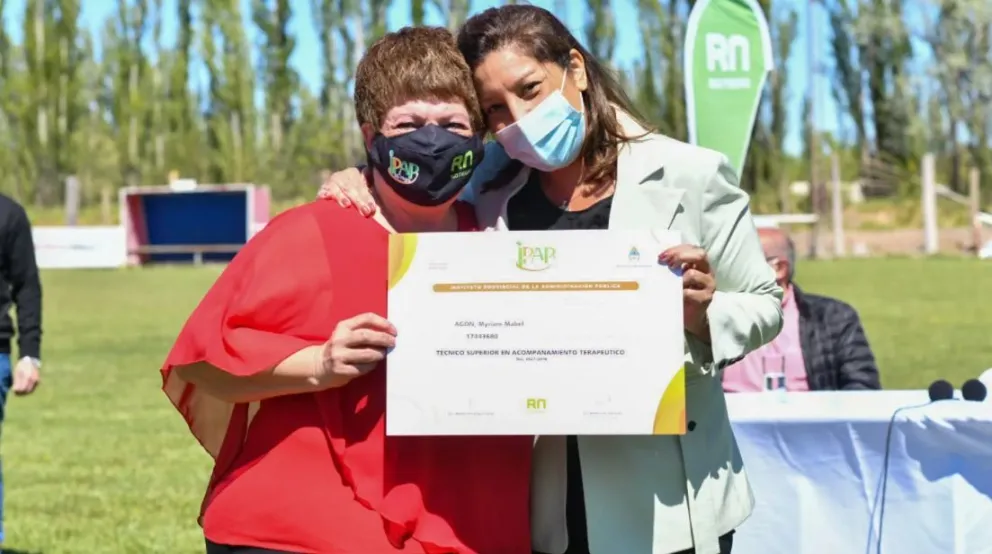 La gobernadora visitó la ciudad para el egreso de 92 profesionales del IPAP