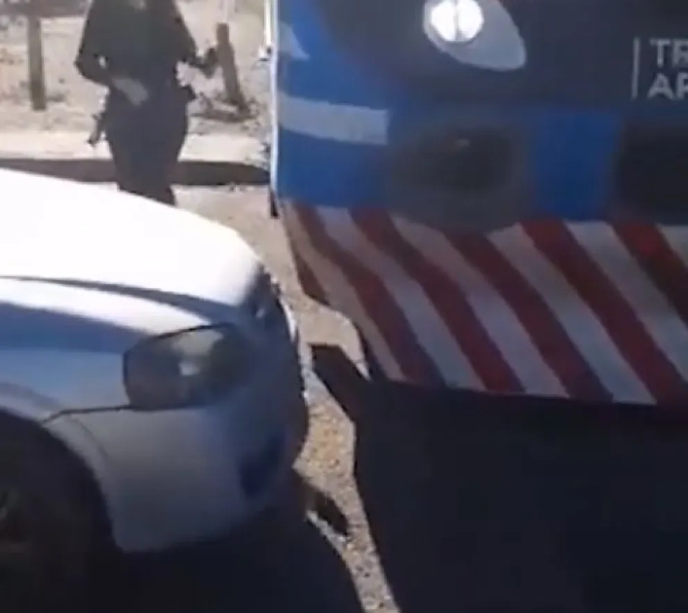 Un auto impedía el paso del Tren del Valle y llamaron a la grúa