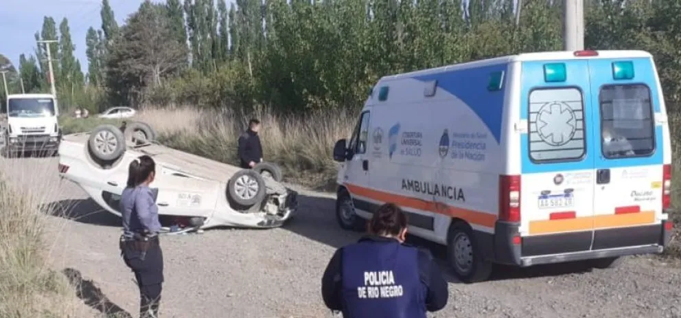 Volcó una chofer de taxi y se salvó de milagro
