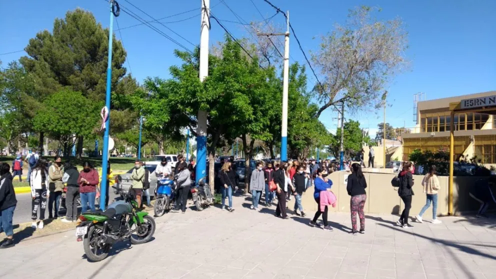 Más solidaridad: un roquense lleva vecinos a vacunarse en su auto y de forma gratuita