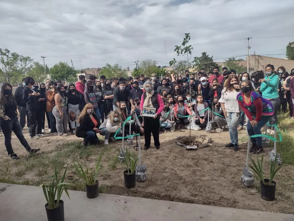 Pura emoción: Alumnos de la ESRN 107 homenajearon al profesor Alcides Bao, a un año de su fallecimiento 