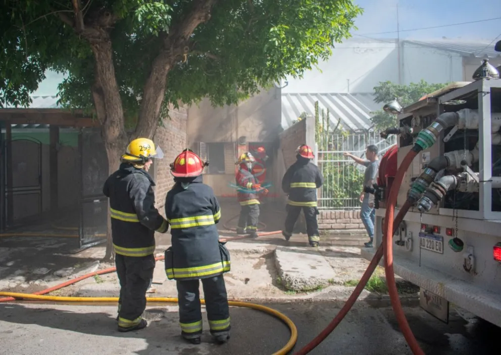Tremendo incendio: Las llamas envolvieron una  casa de dos pisos 