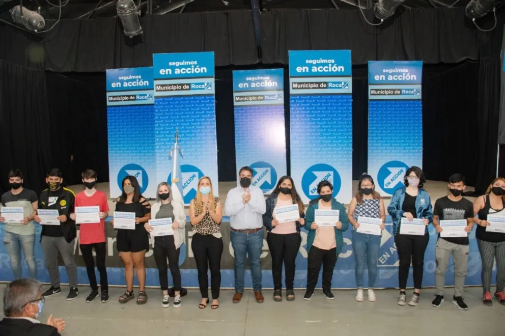 El Municipio entregó becas universitarias a 85 estudiantes de la ciudad 