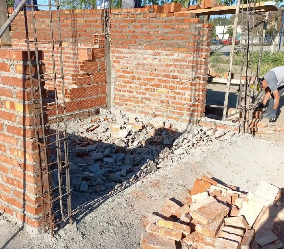 Destruyeron los nuevos sanitarios de la pista de atletismo municipal