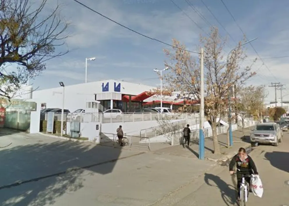 Detienen a un hombre tras intentar robar carne escondiéndola en su ropa de un supermercado