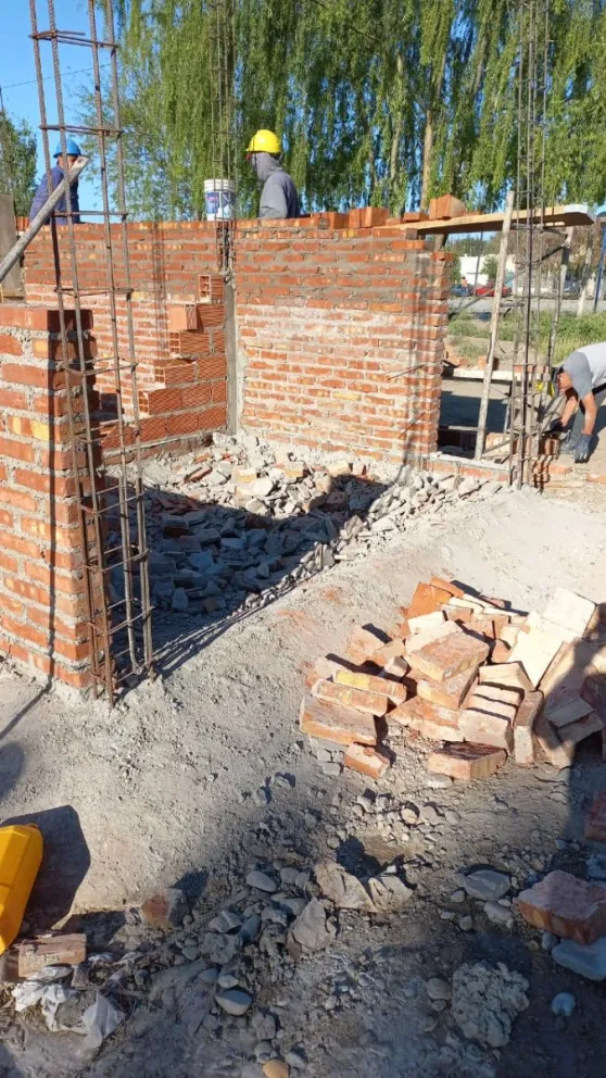 Repudiable: Desconocidos incendiaron un baño químico y destruyeron parte de una construcción