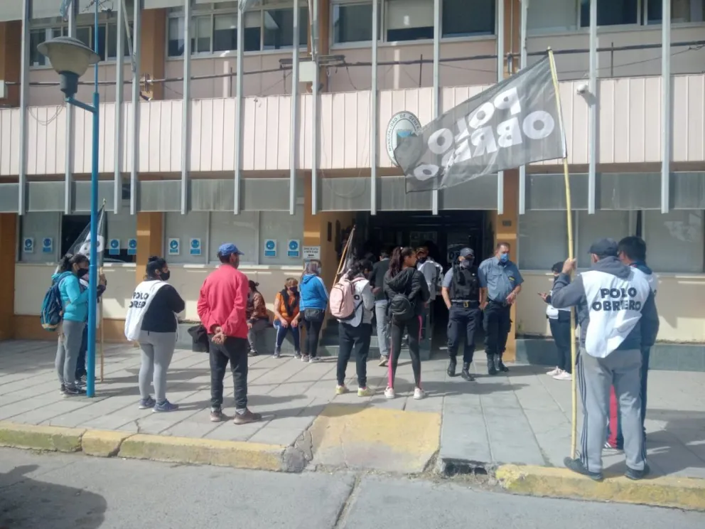 Vecinos de Quinta 25 reclaman por obras de agua para un comedor y el barrio