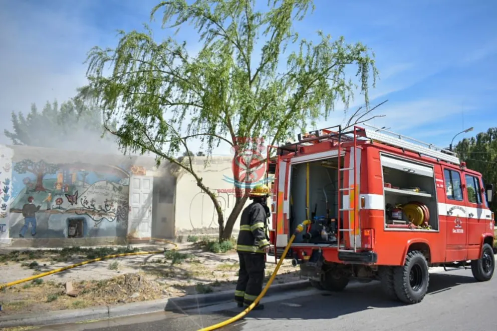 Las llamas envolvieron la sede del Caina de barrio Alfonsina Storni 