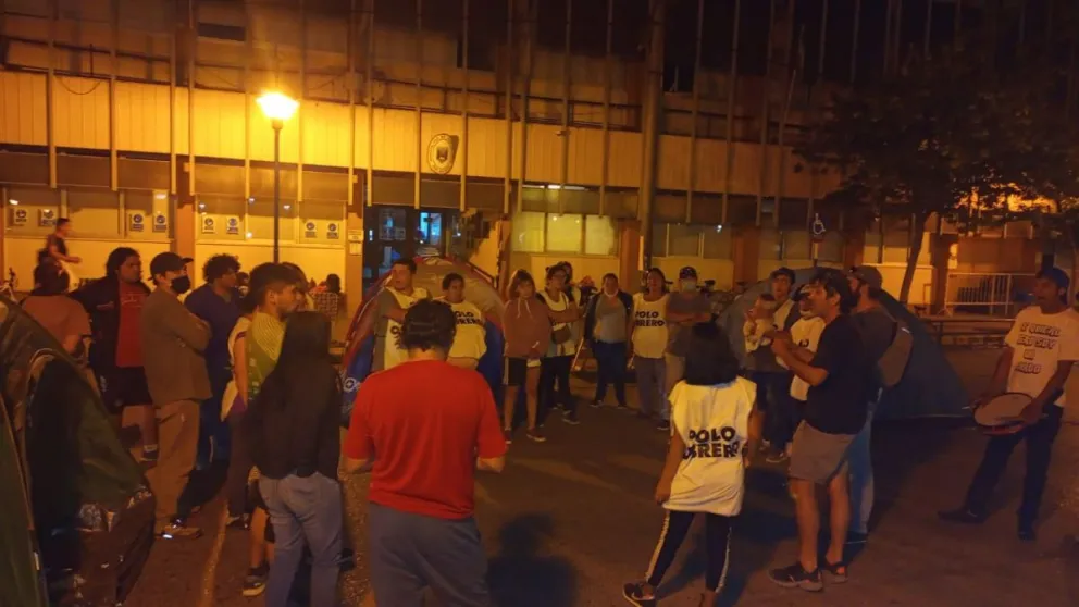 Luego de ser recibidos, levantaron el acampe frente al Municipio 