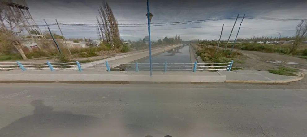 Querían robar una cámara, se tiraron a un desagüe para escapar de la policía pero los pescaron
