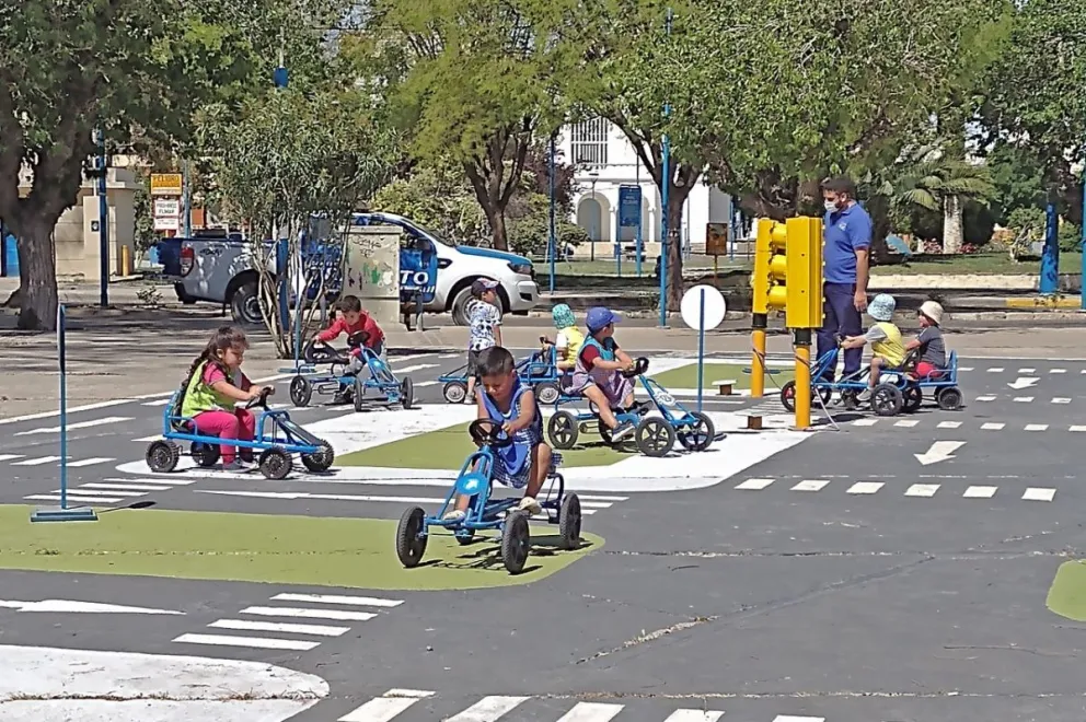 Los chicos de "Rayito de sol" visitaron la pista de Educación Vial 