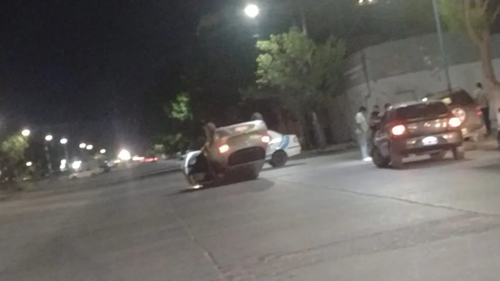 Tremendo vuelco en pleno centro de la ciudad en la madrugada