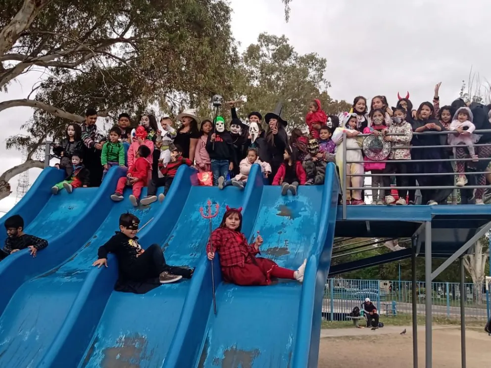 Monstruos, hadas, brujas y personajes de series coparon el canalito. Fotos gentileza.