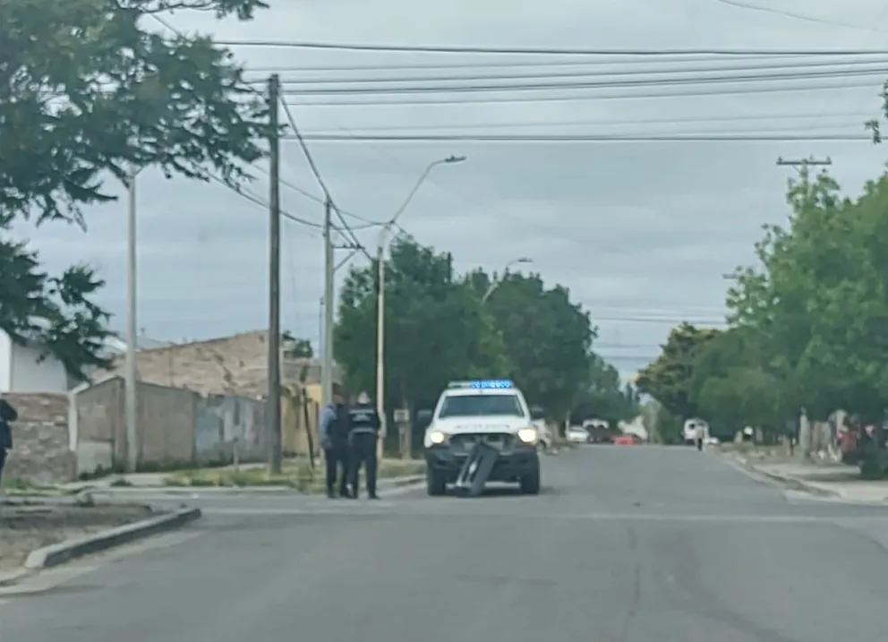 Tarde accidentada: Una camioneta de la Policía chocó con un auto 