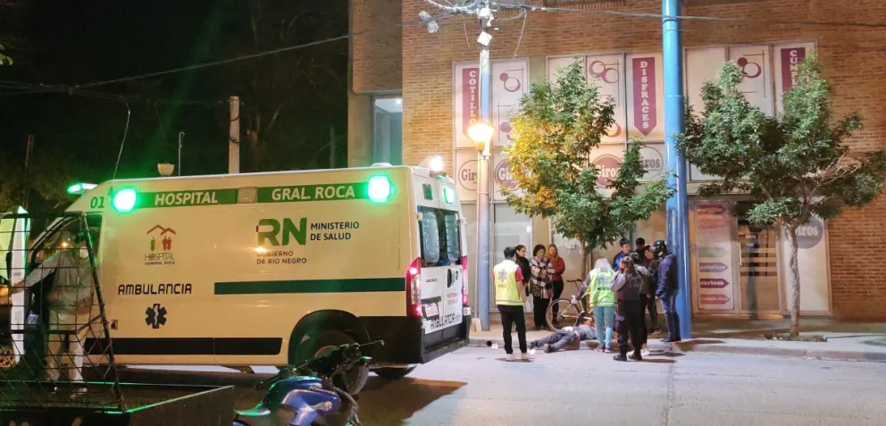 Tres contra uno: Se pelearon en la calle y un hombre recibió un corte en la pierna