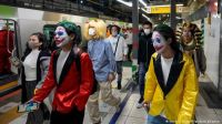 Halloween sangriento: un “Joker” apuñaló a 17 pasajeros e incendió un tren