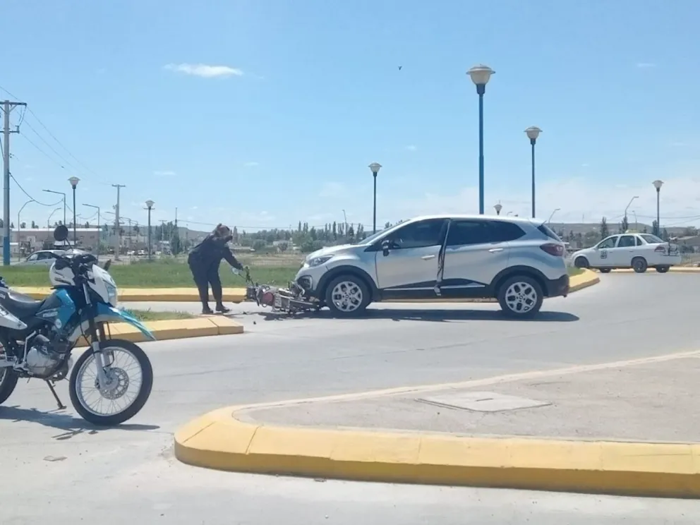 Siniestro vial en la rotonda de Jujuy y Rochdale