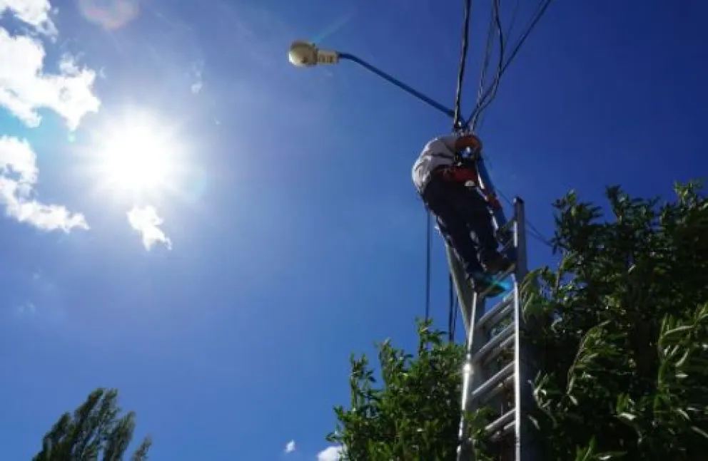 Estaba trabajando y un cable de alta tensión le dio una descarga eléctrica