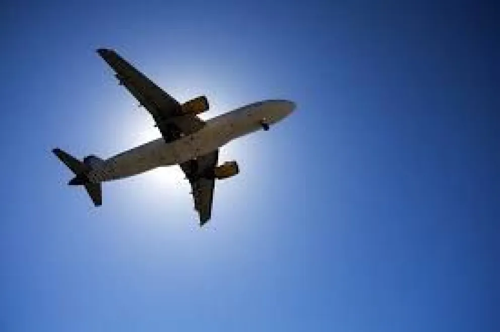 Pánico en el aire: Un avión de Flybondi sobrevoló Roca más de tres veces sin poder aterrizar por los fuertes vientos