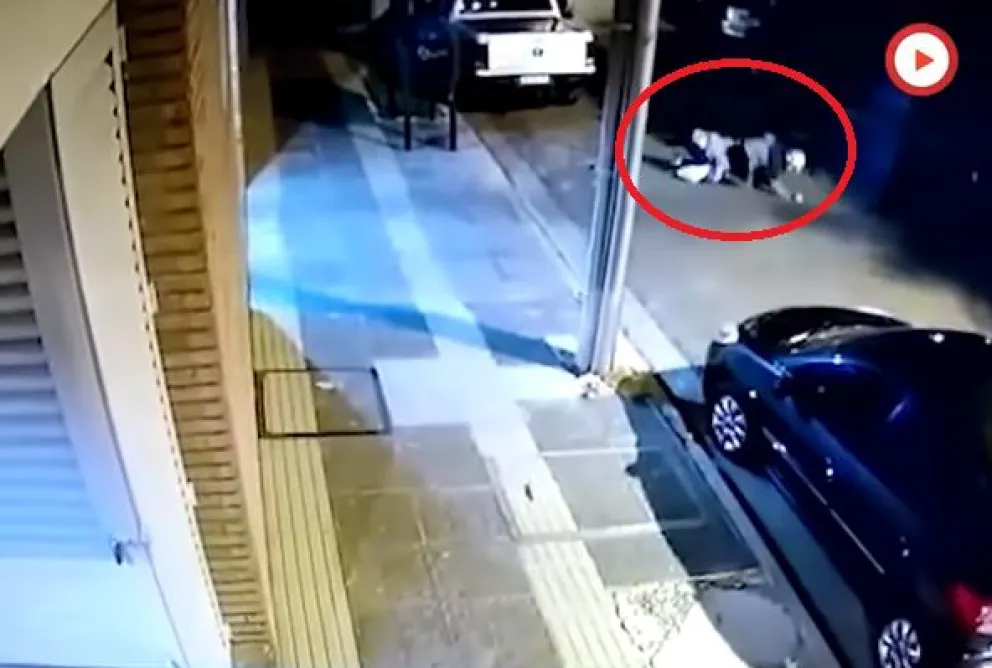 VIDEO: Arrastró y pateo a una mujer para robarle, un auto intentó chocarlo para separarlos