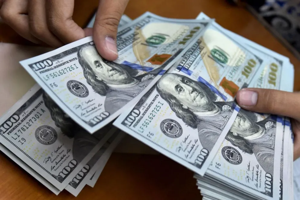 Cómo comprar dólares de manera legal, a un precio más bajo que el blue y sin cupo máximo