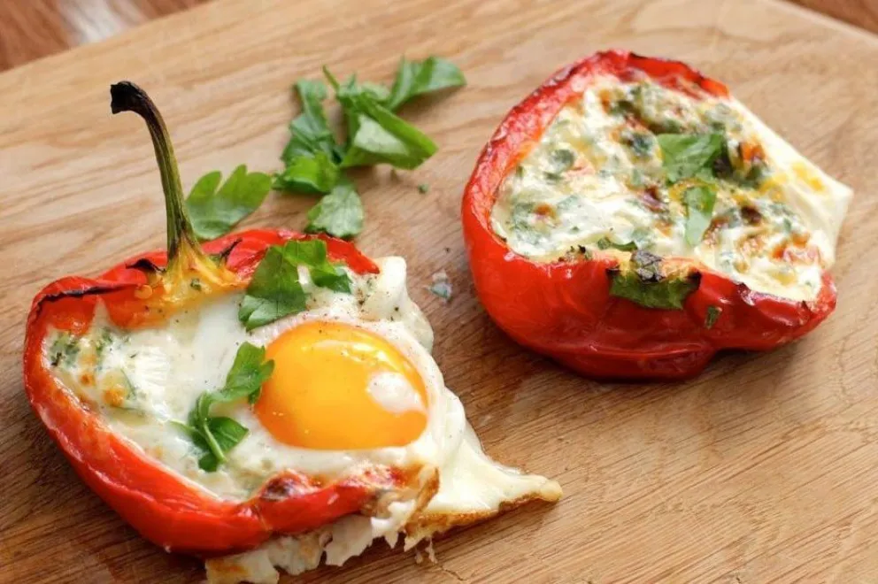 La opción vegetariana para el asado: cómo preparar morrones rellenos con huevo 