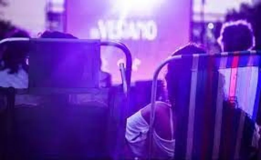 "Cine a la reposera": Conoce esta propuesta imperdible al aire libre
